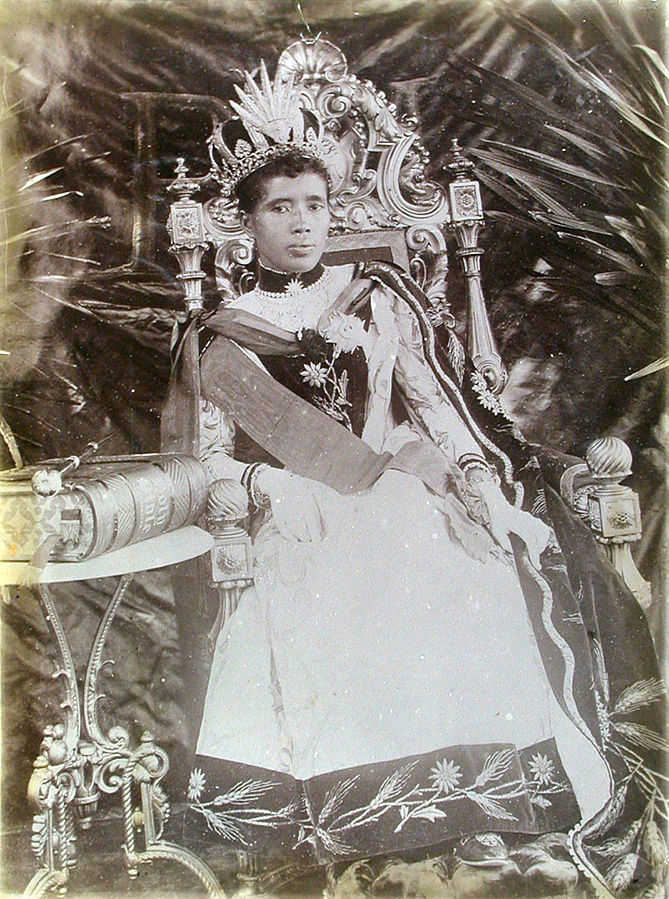 Photographie de la reine Ranavalona III prise en 1890 à Antananarivo